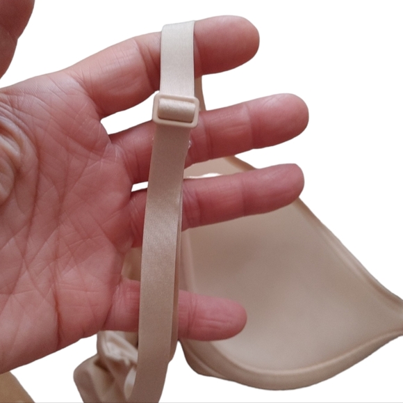 SKIMS Weightless Scoop Bra - Picture 8 of 15